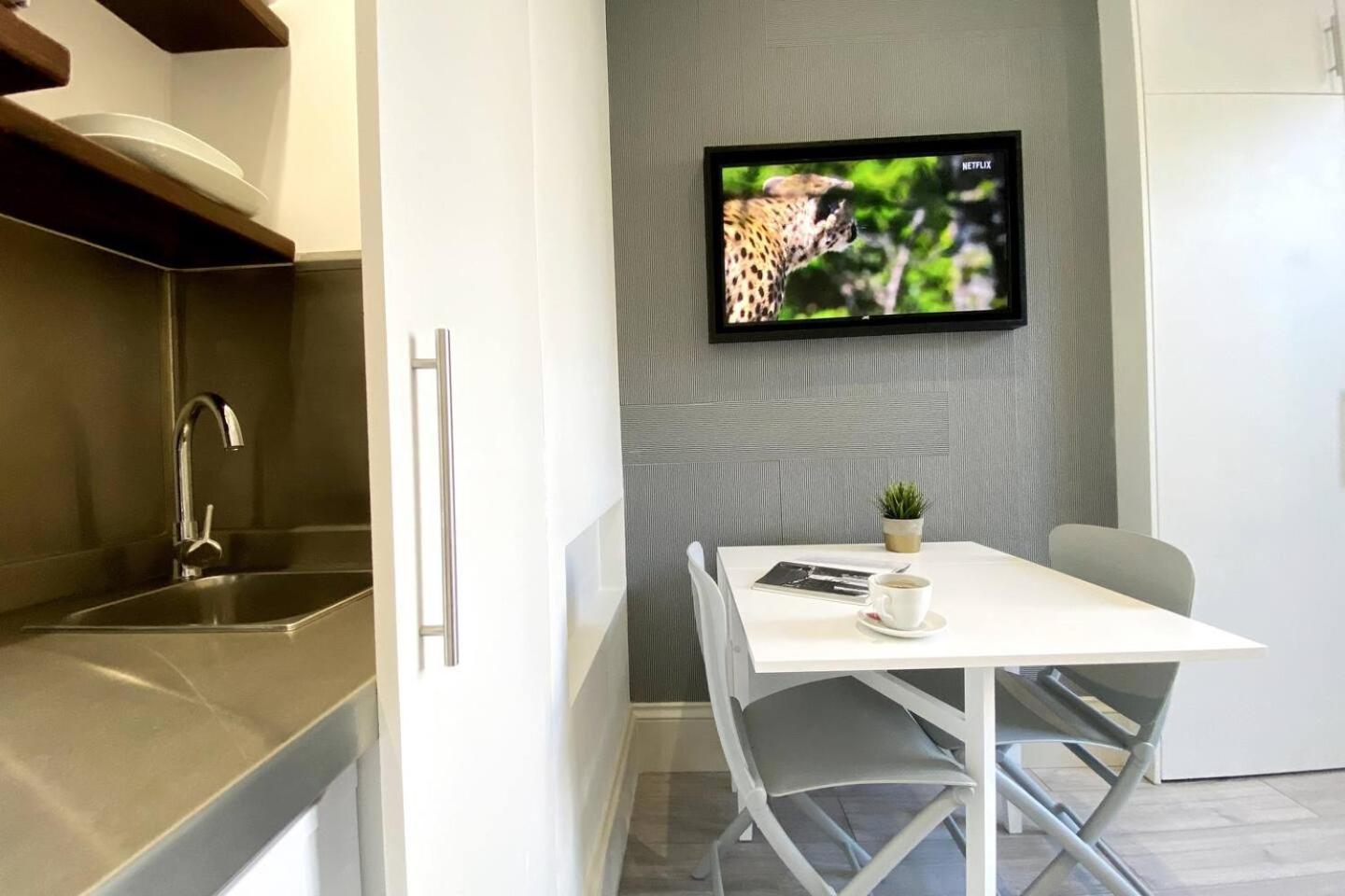 Apt 03 Beachside Beauty Central Studio Steps From Cafes Brighton Eksteriør bilde